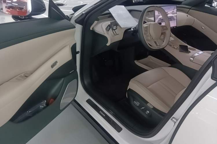 Used Xiaomi Auto YU7 2025 Ultra-Long Range High-Performance All-Wheel-Drive Max Edition Driver Seat