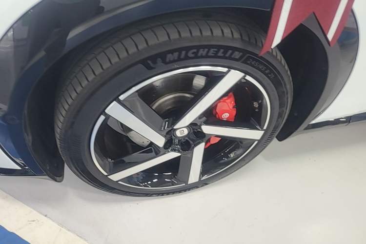 Used Xiaomi Auto YU7 2025 Ultra-Long Range High-Performance All-Wheel-Drive Max Edition Exterior 2