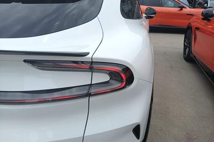 Used Xiaomi Auto YU7 2025 Ultra-Long Range High-Performance All-Wheel-Drive Max Edition Exterior 3