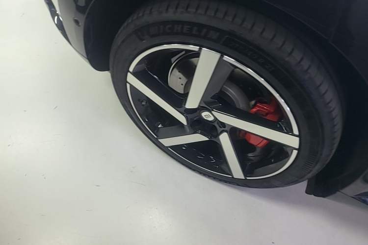 Used Xiaomi Auto YU7 2025 Ultra-Long Range High-Performance All-Wheel-Drive Max Edition Exterior 3