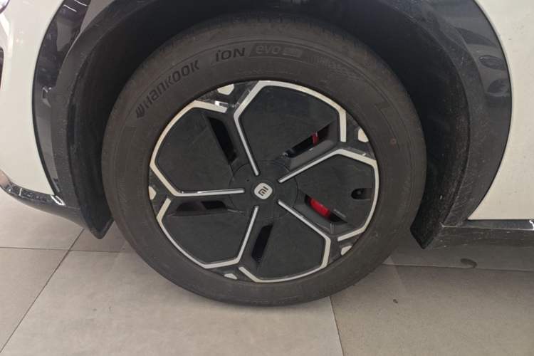 Used Xiaomi Auto YU7 2025 Ultra-Long Range High-Performance All-Wheel-Drive Max Edition Exterior 4