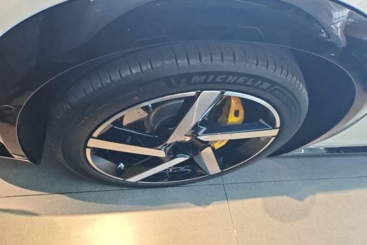 Used Xiaomi Auto YU7 2025 Ultra-Long Range High-Performance All-Wheel-Drive Max Edition Exterior 4