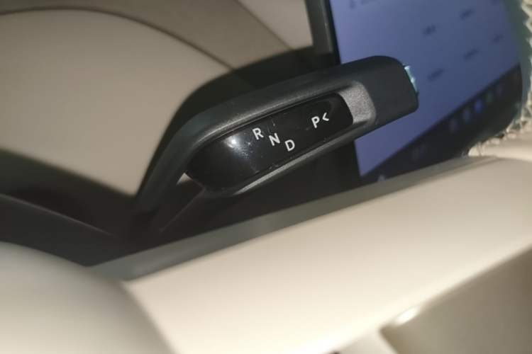 Used Xiaomi Auto YU7 2025 Ultra-Long Range High-Performance All-Wheel-Drive Max Edition Gear Lever