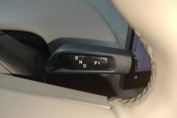 Used Xiaomi Auto YU7 2025 Ultra-Long Range Rear-Wheel Drive Version Gear Lever