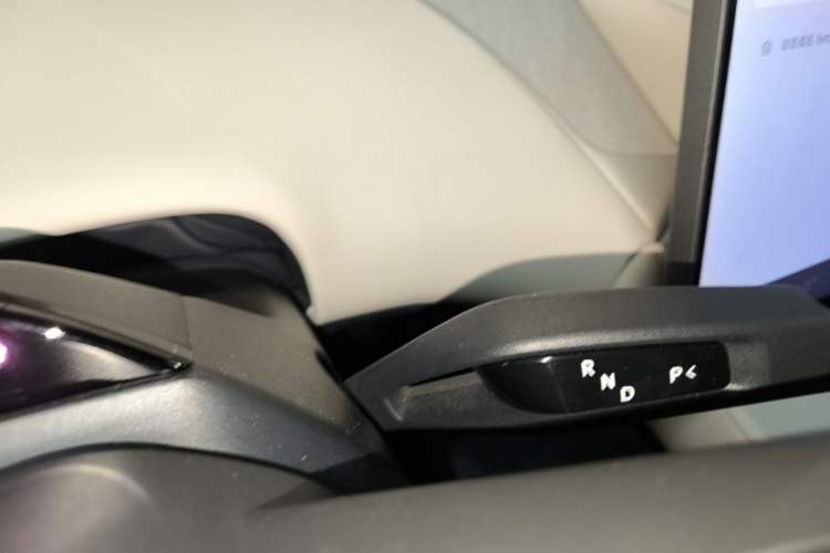 Used Xiaomi Auto YU7 2025 Ultra-Long Range High-Performance All-Wheel-Drive Max Edition Gear Lever