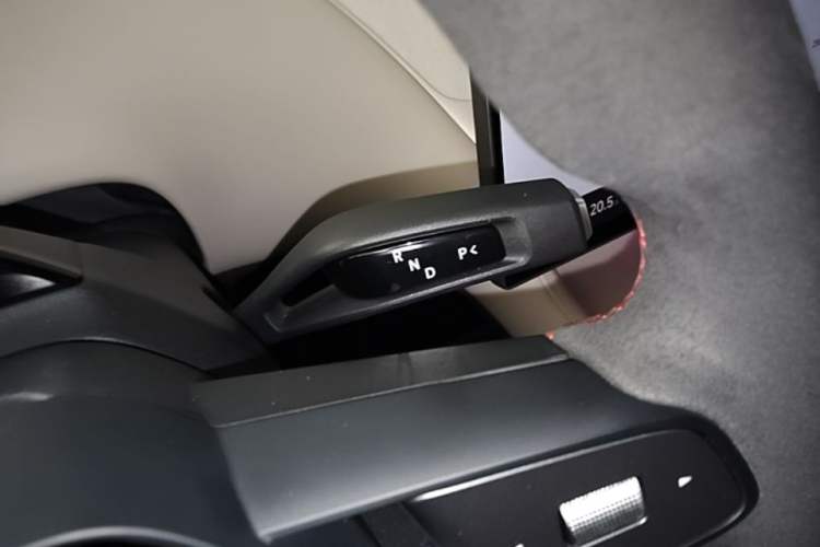 Used Xiaomi Auto YU7 2025 Ultra-Long Range High-Performance All-Wheel-Drive Max Edition Gear Lever