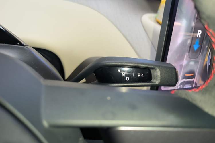 Used Xiaomi Auto YU7 2025 Ultra-Long Range High-Performance All-Wheel-Drive Max Edition Gear Lever
