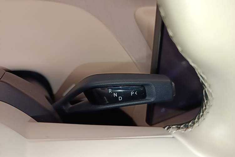 Used Xiaomi Auto YU7 2025 Ultra-Long Range High-Performance All-Wheel-Drive Max Edition Gear Lever