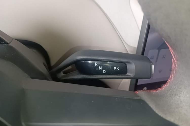 Used Xiaomi Auto YU7 2025 Ultra-Long Range High-Performance All-Wheel-Drive Max Edition Gear Lever