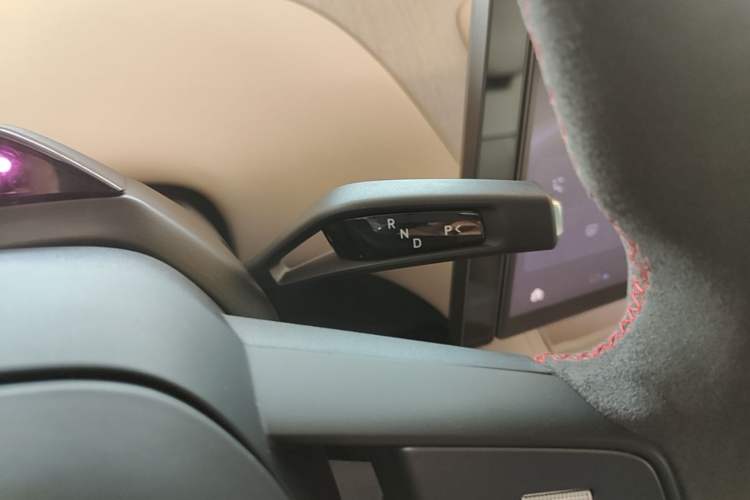 Used Xiaomi Auto YU7 2025 Ultra-Long Range High-Performance All-Wheel-Drive Max Edition Gear Lever