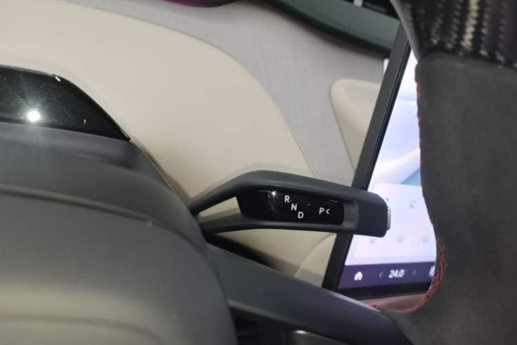 Used Xiaomi Auto YU7 2025 Ultra-Long Range High-Performance All-Wheel-Drive Max Edition Gear Lever