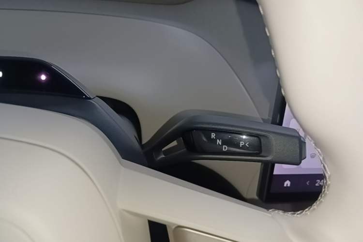 Used Xiaomi Auto YU7 2025 Ultra-Long Range High-Performance All-Wheel-Drive Max Edition Gear Lever