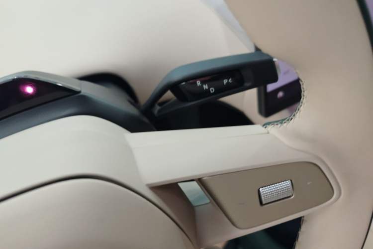 Used Xiaomi Auto YU7 2025 Ultra-Long Range High-Performance All-Wheel-Drive Max Edition Gear Lever