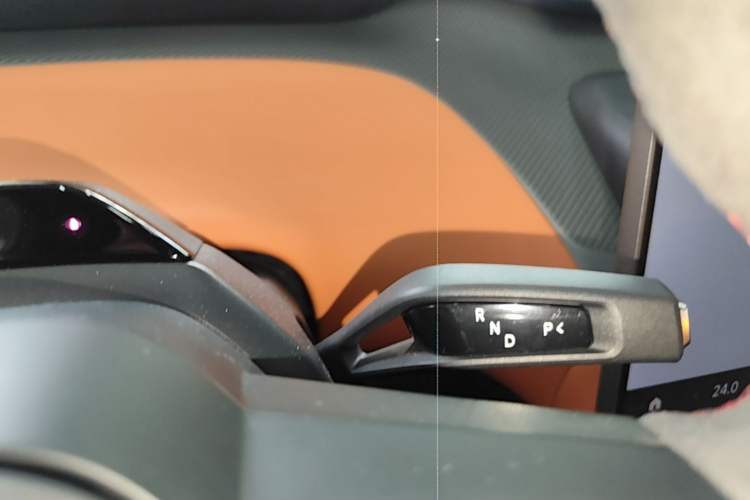 Used Xiaomi Auto YU7 2025 Ultra-Long Range High-Performance All-Wheel-Drive Max Edition Gear Lever