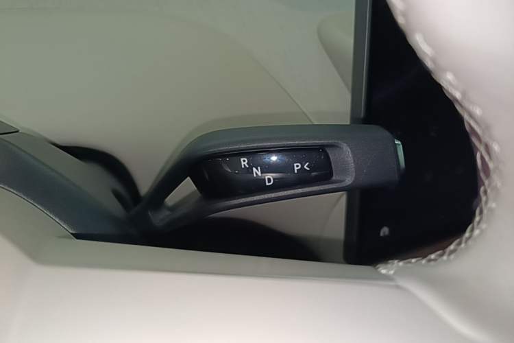 Used Xiaomi Auto YU7 2025 Ultra-Long Range High-Performance All-Wheel-Drive Max Edition Gear Lever