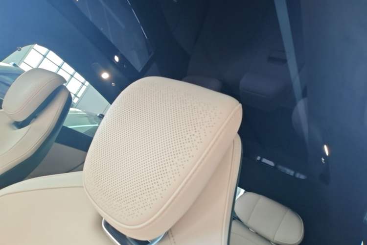 Used Xiaomi Auto YU7 2025 Ultra-Long Range High-Performance All-Wheel-Drive Max Edition Headliner