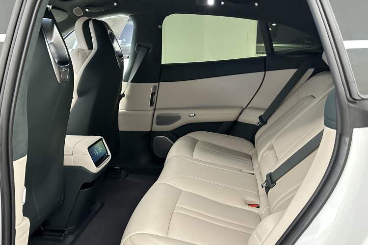 Used Xiaomi Auto YU7 2025 Ultra-Long Range High-Performance All-Wheel-Drive Max Edition Interior 12