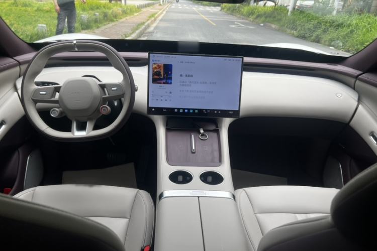 Used Xiaomi Auto YU7 2025 Ultra-Long Range Rear-Wheel Drive Version Interior 3
