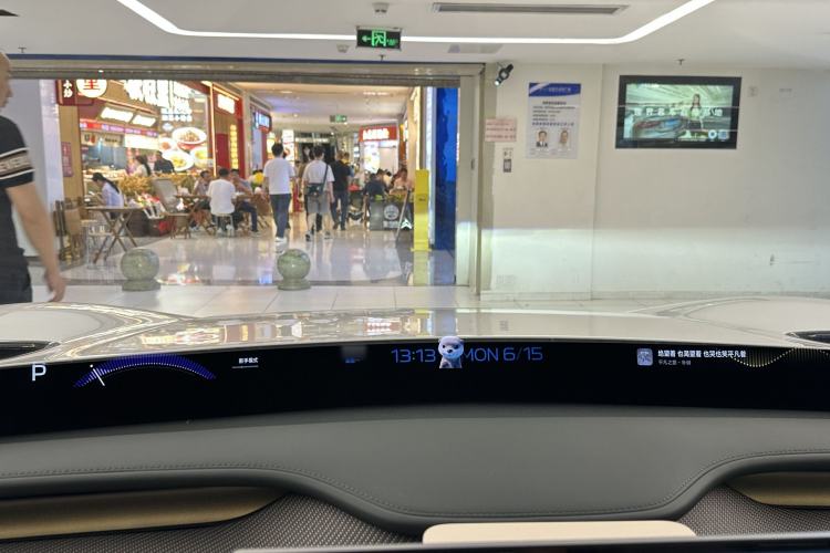 Used Xiaomi Auto YU7 2025 Ultra-Long Range High-Performance All-Wheel-Drive Max Edition Interior 4