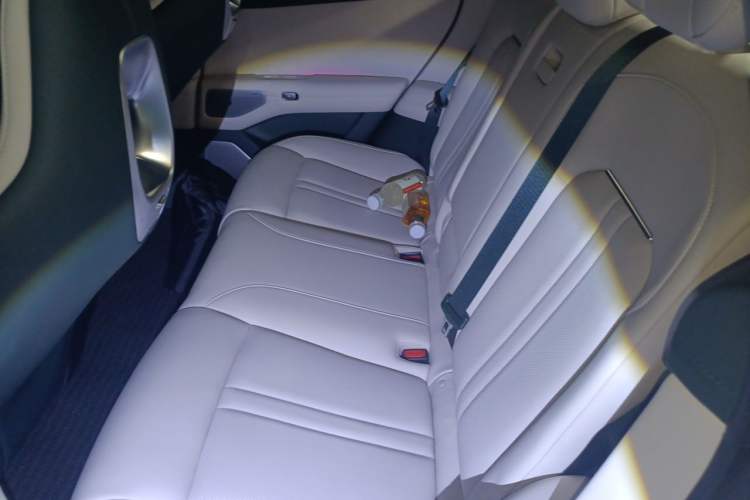 Used Xiaomi Auto YU7 2025 Ultra-Long Range High-Performance All-Wheel-Drive Max Edition Interior 4