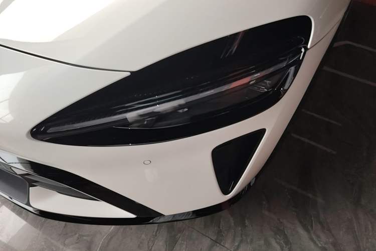Used Xiaomi Auto YU7 2025 Ultra-Long Range High-Performance All-Wheel-Drive Max Edition Left Front Headlight