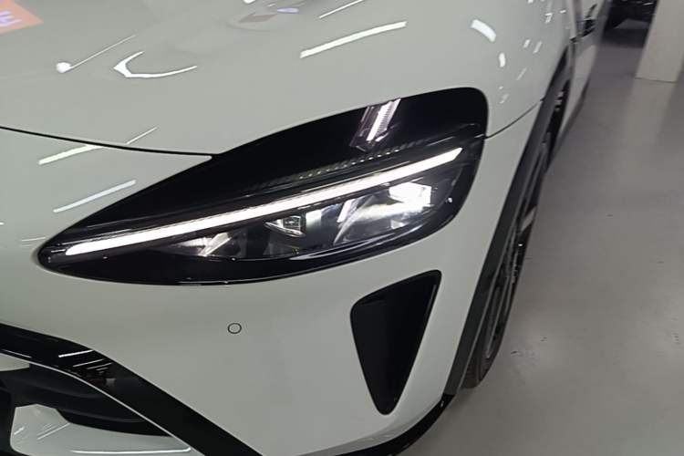 Used Xiaomi Auto YU7 2025 Ultra-Long Range High-Performance All-Wheel-Drive Max Edition Left Front Headlight