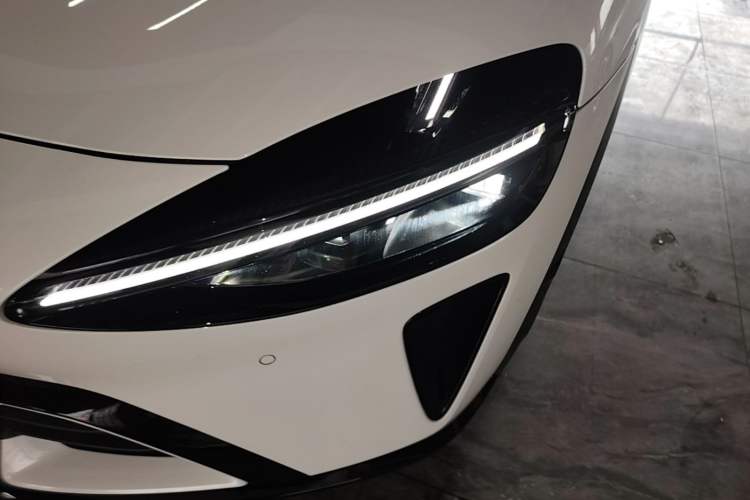 Used Xiaomi Auto YU7 2025 Ultra-Long Range Rear-Wheel Drive Version Left Front Headlight