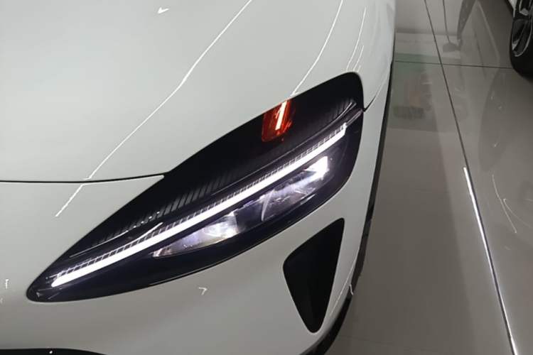 Used Xiaomi Auto YU7 2025 Ultra-Long Range Rear-Wheel Drive Version Left Front Headlight