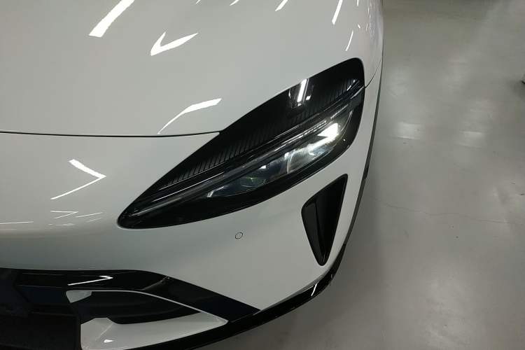 Used Xiaomi Auto YU7 2025 Ultra-Long Range Rear-Wheel Drive Version Left Front Headlight