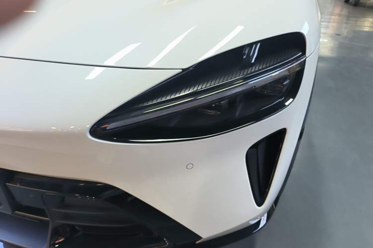 Used Xiaomi Auto YU7 2025 Ultra-Long Range High-Performance All-Wheel-Drive Max Edition Left Front Headlight