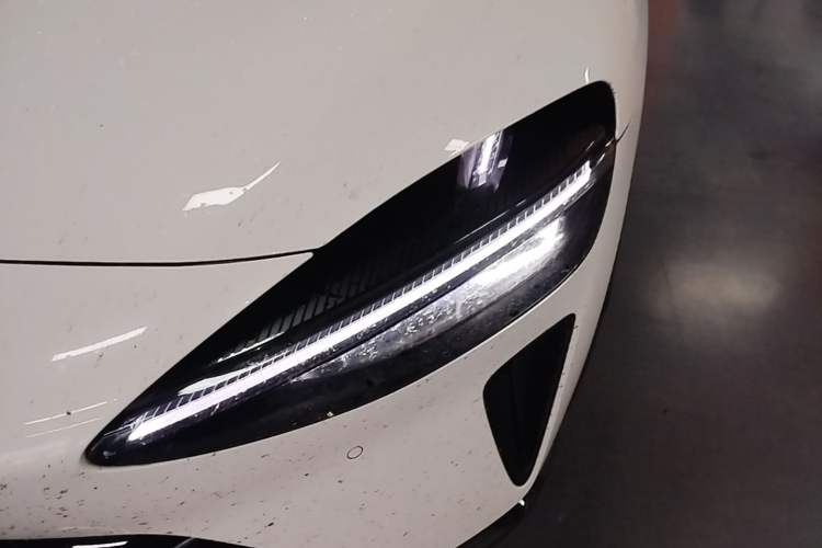Used Xiaomi Auto YU7 2025 Ultra-Long Range High-Performance All-Wheel-Drive Max Edition Left Front Headlight