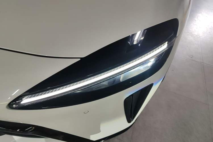 Used Xiaomi Auto YU7 2025 Ultra-Long Range High-Performance All-Wheel-Drive Max Edition Left Front Headlight