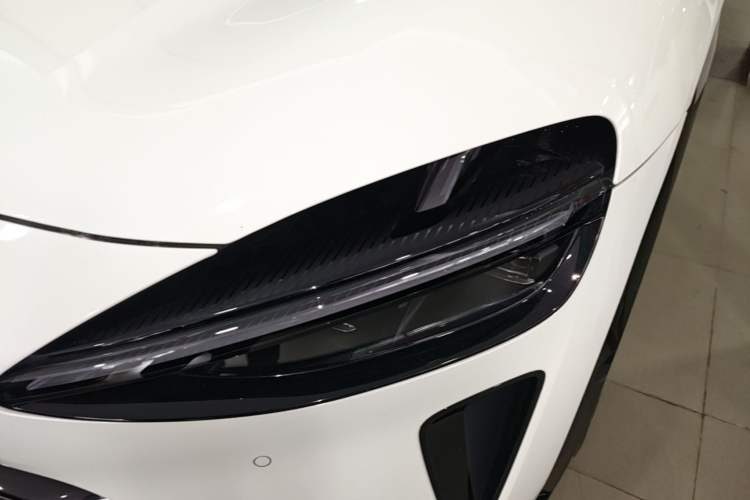 Used Xiaomi Auto YU7 2025 Ultra-Long Range High-Performance All-Wheel-Drive Max Edition Left Front Headlight