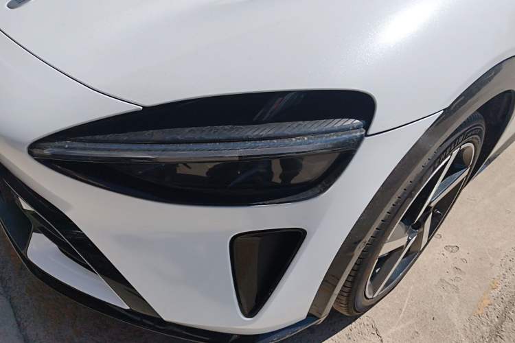 Used Xiaomi Auto YU7 2025 Ultra-Long Range Rear-Wheel Drive Version Left Front Headlight
