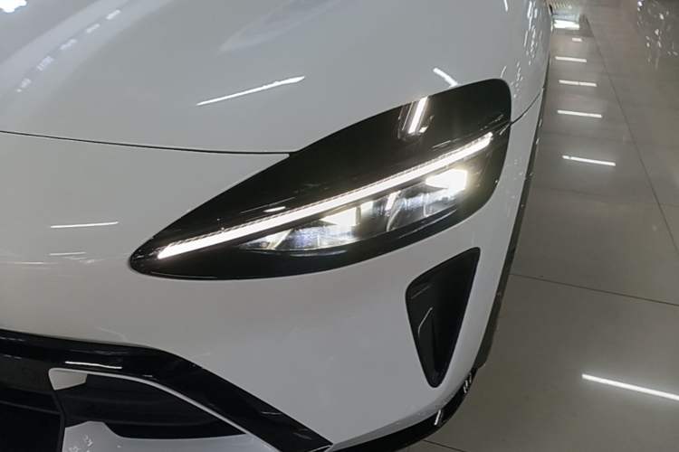 Used Xiaomi Auto YU7 2025 Ultra-Long Range Rear-Wheel Drive Version Left Front Headlight