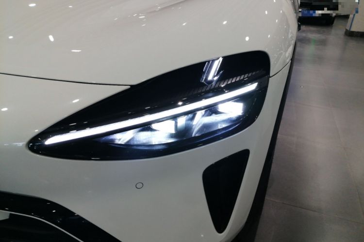 Used Xiaomi Auto YU7 2025 Ultra-Long Range Rear-Wheel Drive Version Left Front Headlight