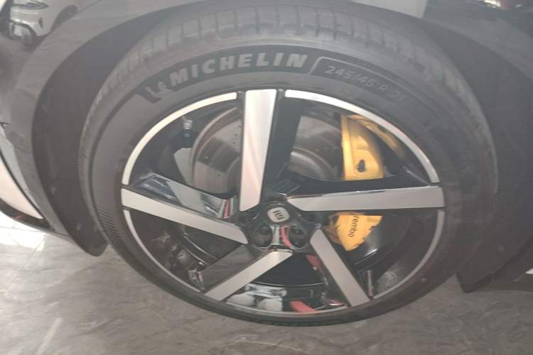 Used Xiaomi Auto YU7 2025 Ultra-Long Range High-Performance All-Wheel-Drive Max Edition Left Front Wheel Hub