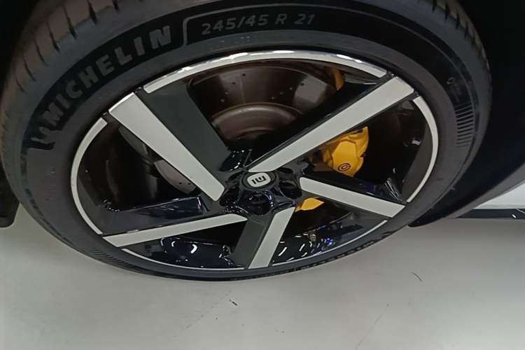 Used Xiaomi Auto YU7 2025 Ultra-Long Range High-Performance All-Wheel-Drive Max Edition Left Front Wheel Hub