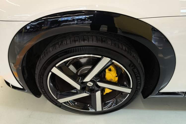Used Xiaomi Auto YU7 2025 Ultra-Long Range High-Performance All-Wheel-Drive Max Edition Left Front Wheel Hub