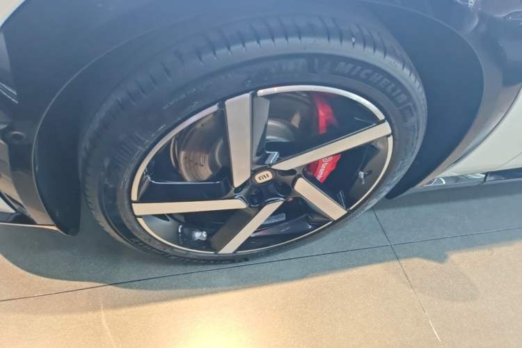 Used Xiaomi Auto YU7 2025 Ultra-Long Range High-Performance All-Wheel-Drive Max Edition Left Front Wheel Hub