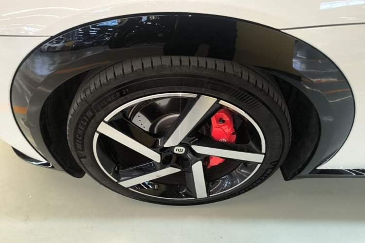 Used Xiaomi Auto YU7 2025 Ultra-Long Range High-Performance All-Wheel-Drive Max Edition Left Front Wheel Hub