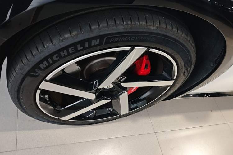 Used Xiaomi Auto YU7 2025 Ultra-Long Range High-Performance All-Wheel-Drive Max Edition Left Front Wheel Hub