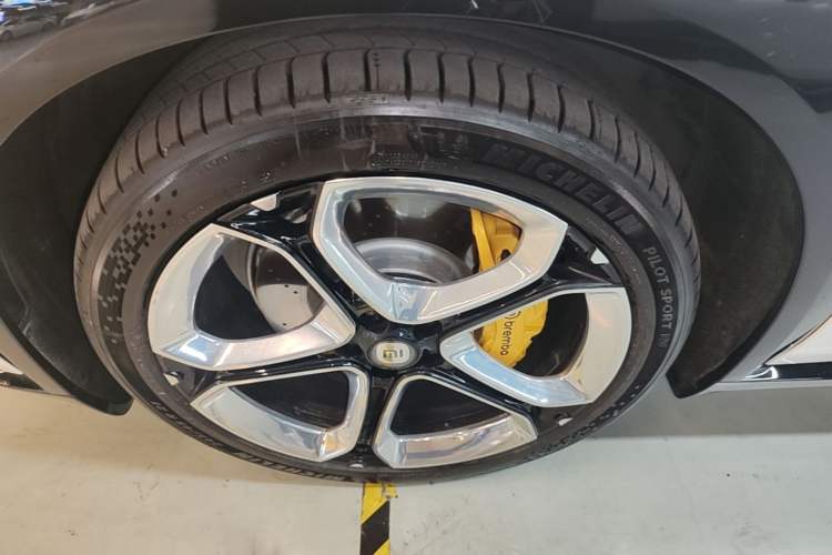 Used Xiaomi Auto YU7 2025 Ultra-Long Range High-Performance All-Wheel-Drive Max Edition Left Front Wheel Hub