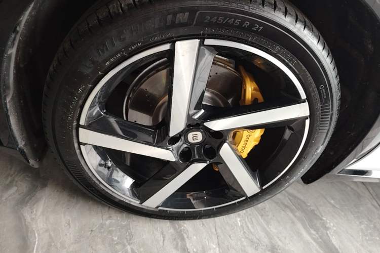 Used Xiaomi Auto YU7 2025 Ultra-Long Range High-Performance All-Wheel-Drive Max Edition Left Front Wheel Hub