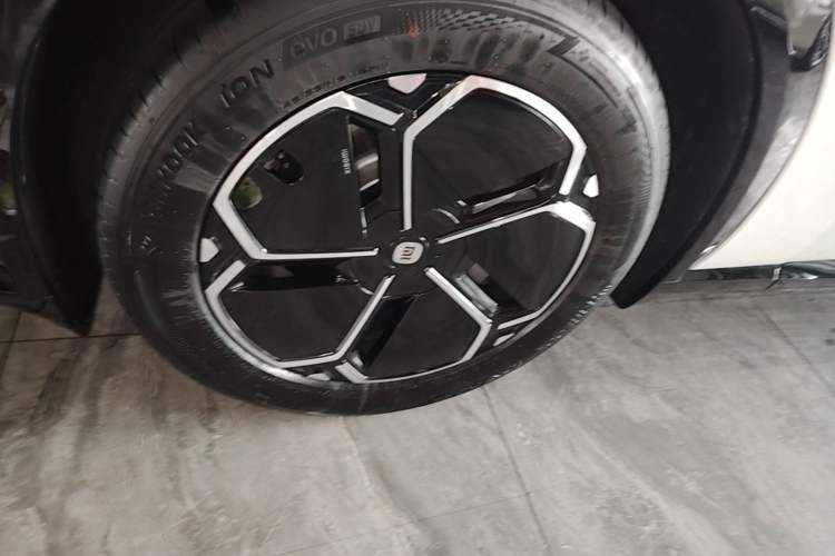 Used Xiaomi Auto YU7 2025 Ultra-Long Range Rear-Wheel Drive Version Left Front Wheel Hub