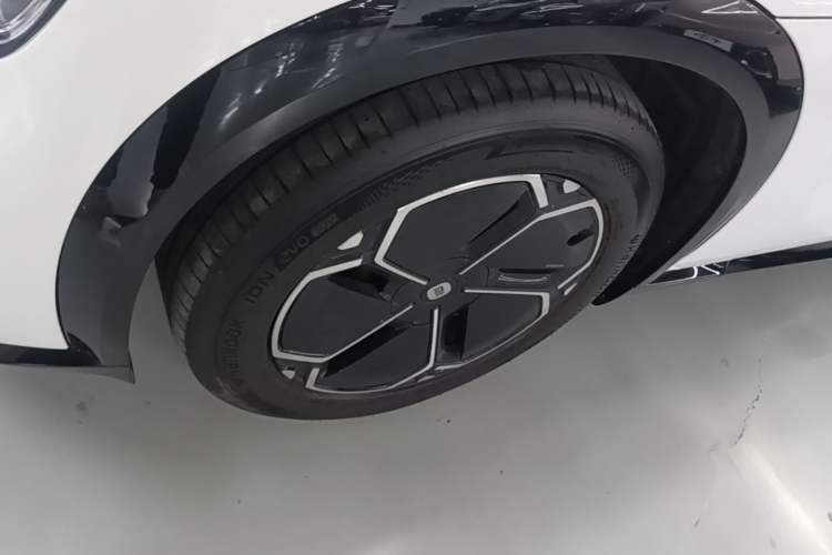 Used Xiaomi Auto YU7 2025 Ultra-Long Range Rear-Wheel Drive Version Left Front Wheel Hub