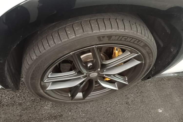 Used Xiaomi Auto YU7 2025 Ultra-Long Range High-Performance All-Wheel-Drive Max Edition Left Front Wheel Hub
