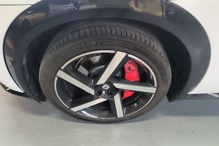 Used Xiaomi Auto YU7 2025 Ultra-Long Range High-Performance All-Wheel-Drive Max Edition Left Front Wheel Hub