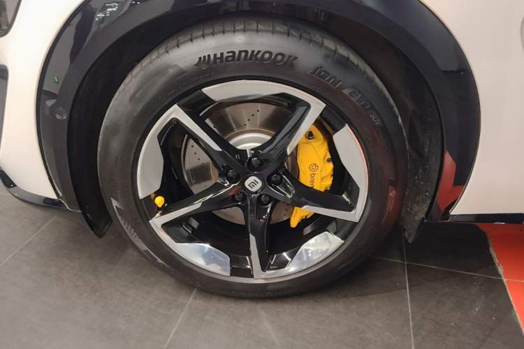 Used Xiaomi Auto YU7 2025 Ultra-Long Range High-Performance All-Wheel-Drive Max Edition Left Front Wheel Hub
