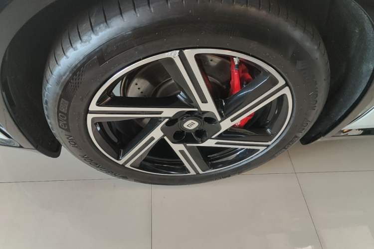 Used Xiaomi Auto YU7 2025 Ultra-Long Range High-Performance All-Wheel-Drive Max Edition Left Front Wheel Hub